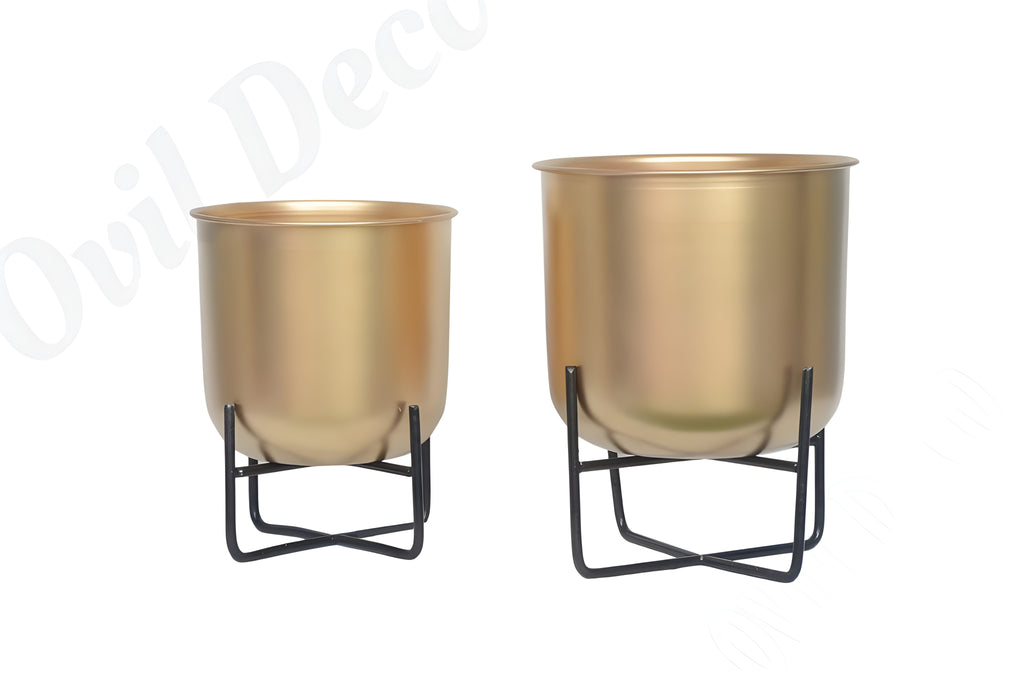 Elegant metal planter set with a modern gold finish