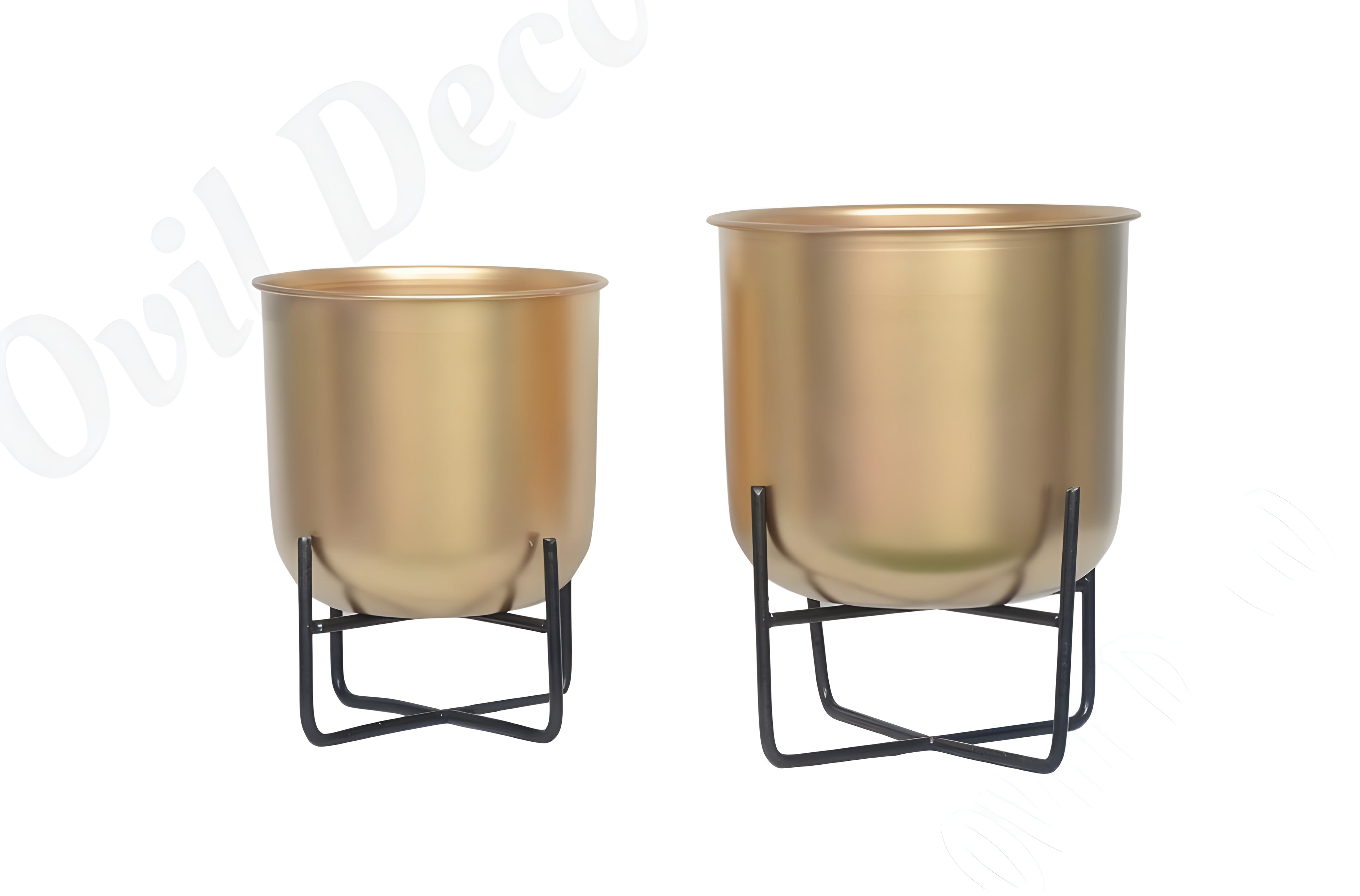 Elegant metal planter set with a modern gold finish